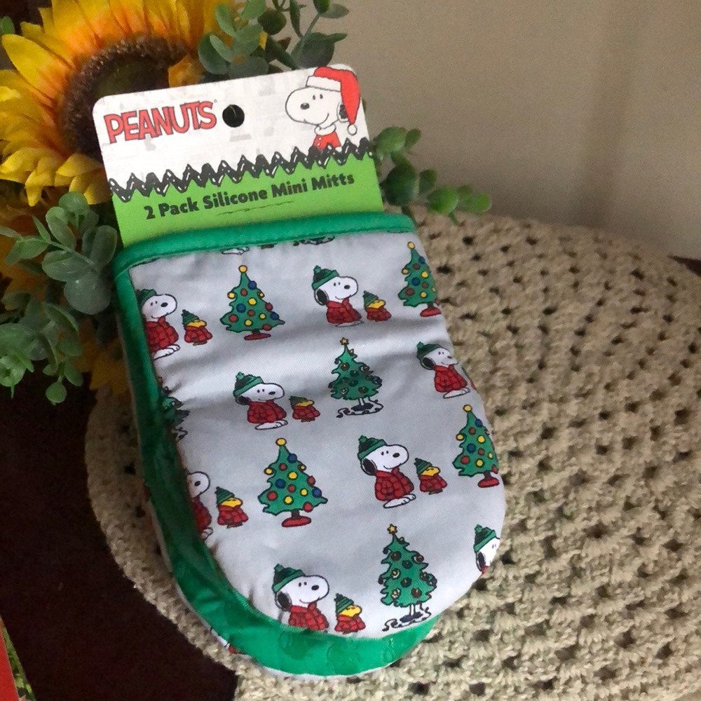 Peanuts Snoopy Puffer Jacket Holiday Mini Mitts